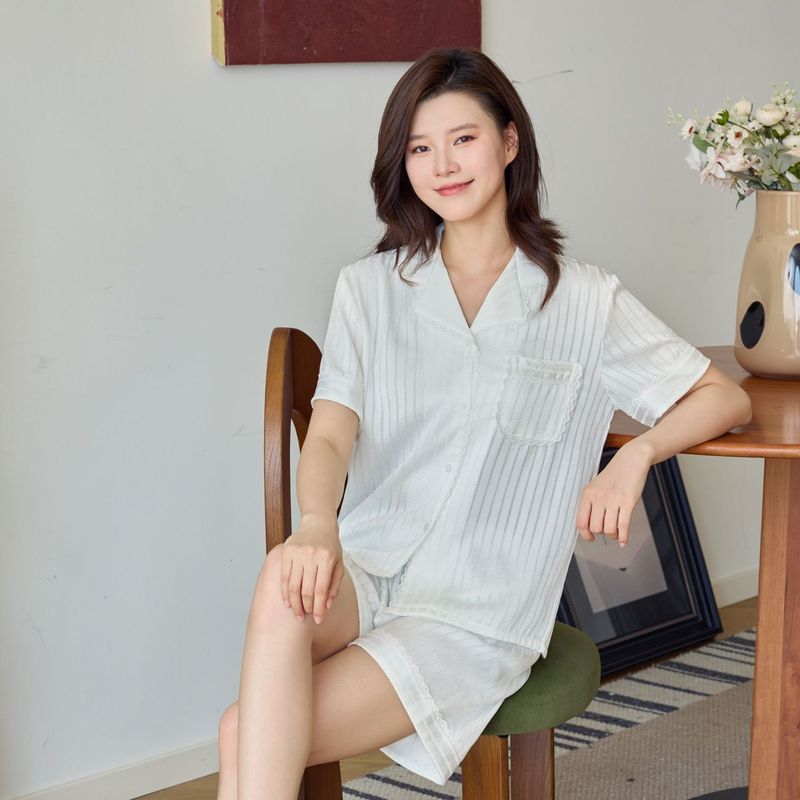 2025年新作女性用氷と雪のシルクパジャマ、レース半袖ショーツ、軽くて豪華なスタイルのフレンチホーム服、屋外で着用可能|undefined