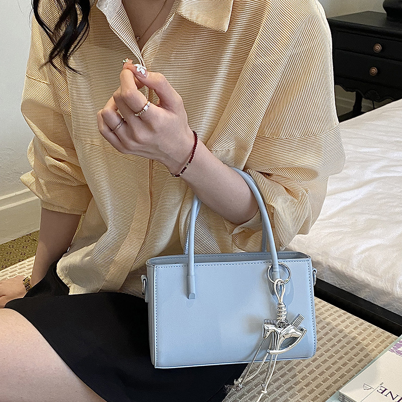Diseño coreano de nicho bolso de mano casual para mujeres 2026 verano diario nuevo estilo de moda bolso de transporte