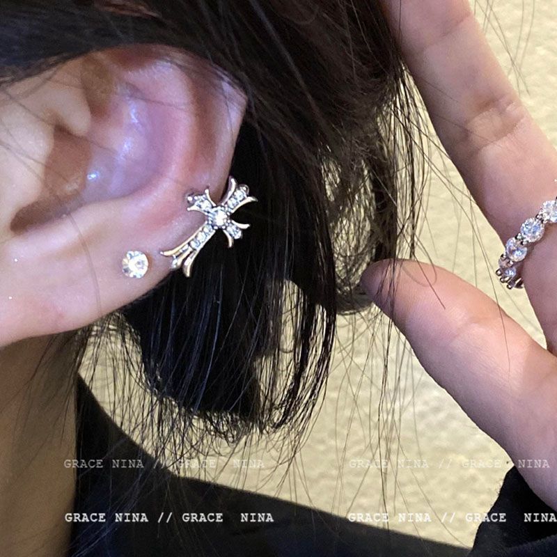 Dulce estilo fresco exquisito ZIRCON clip de oreja cruzada hembra clip de hueso de oreja sin oreja Luz de lujo diseño de nicho pendientes de alta calidad