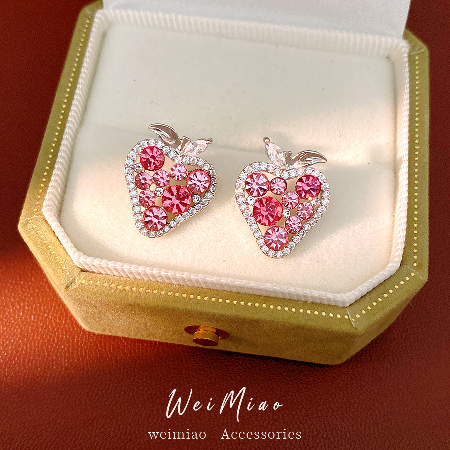 Aguja de plata rosa con diamantes pernos de fresa temperamento delicado dulce pendientes frescos ligeros de lujo alta sensación de auriculares al por mayor image 1