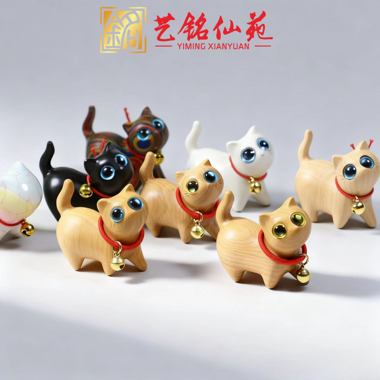 Madera de sándalo encantadora con ojos inclinados con campanas gatos adornos gatos esculpidos de sándalo creativos regalos de cumpleaños