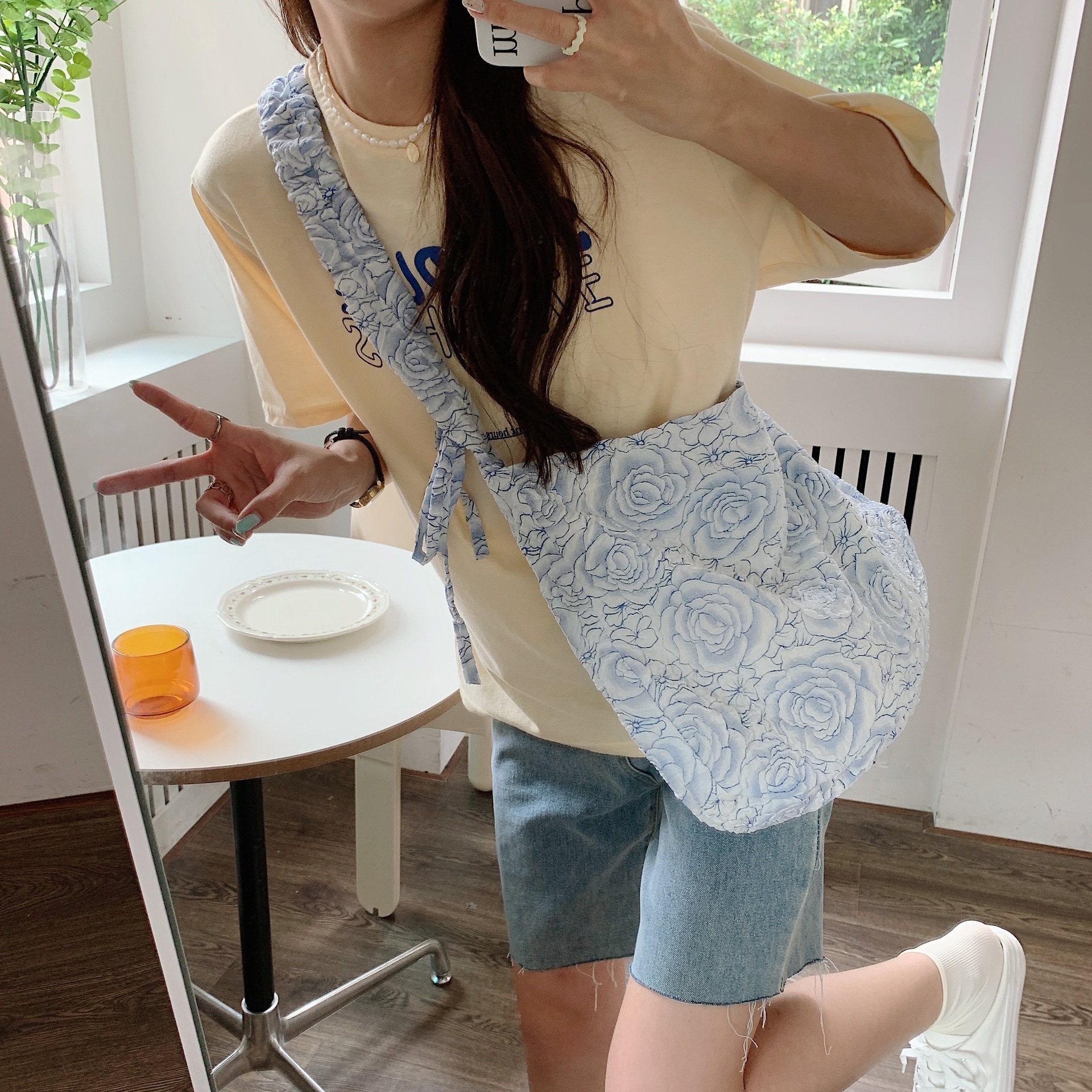 Wholesale of 25244 Jacquard blue rose large-capacity portable bags, clutch bags, storage bags, ladies' tote handbags undefined
