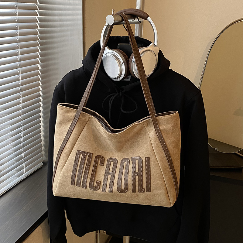 Casual de gran capacidad retro bolsas de seda de peluche mujeres 2025 nuevo estilo de transporte universal bolsas de hombro bolsas de estudiantes universitarios