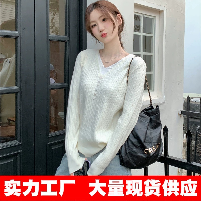 包芯纱面料设计感纽扣v领假两件针织衫女秋冬慵懒风别致打底毛衣