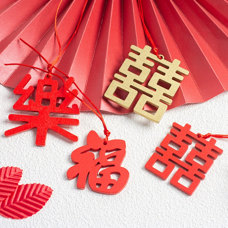 Деревянный кулон с счастливым персонажем в китайском стиле Деревянный кулон с счастливым персонажем Деревянный чип Золотой счастливый персонаж Украшение свадебной комнаты Упаковка Украшение коробки