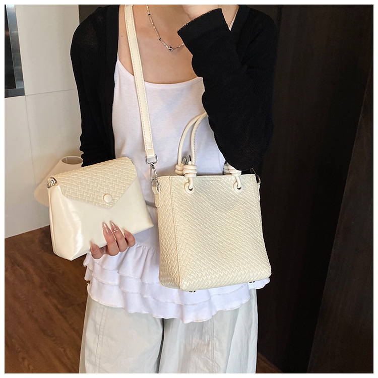 A niche and simple hand-held bucket bag for the summer of 2025, featuring a fashionable and stylish Korean style with a woven pattern, is a single-shoulder crossbody bag undefined