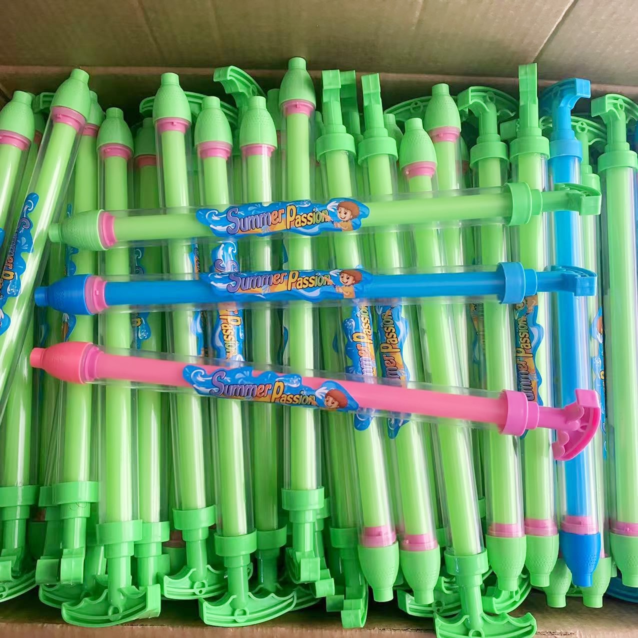 Fuegos artificiales de verano pistola de bombeo de agua pulverización de agua nuevo 3D poroso tirado pistola de agua de arena rafting juguetes al por mayor