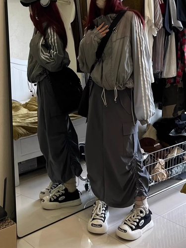 American street-style high-waisted workwear drawstring A-line back-split long skirt with large pockets for women, suitable for spring and summer.