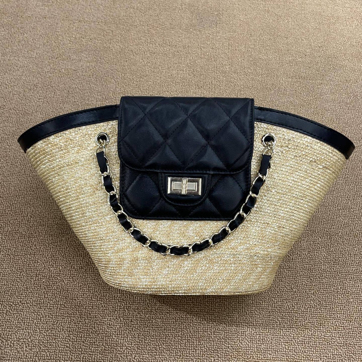 Bolsa de ombro em rattan trançado com acabamento em couro_voghion.com