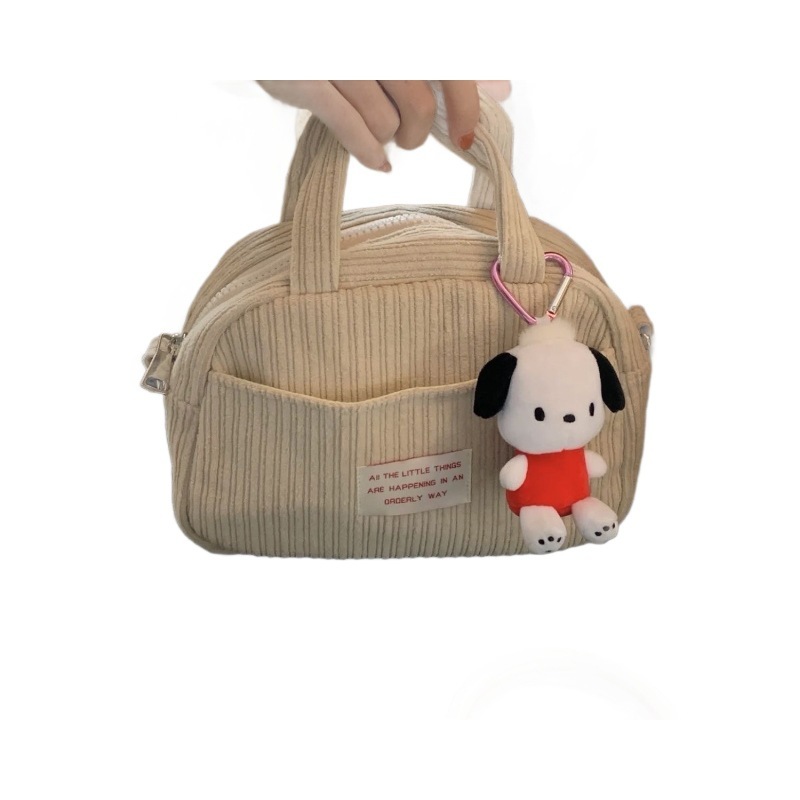 愛のハローキティのぬいぐるみのキーホルダーのペンダントはプレゼントのカバンを飾っています。|undefined