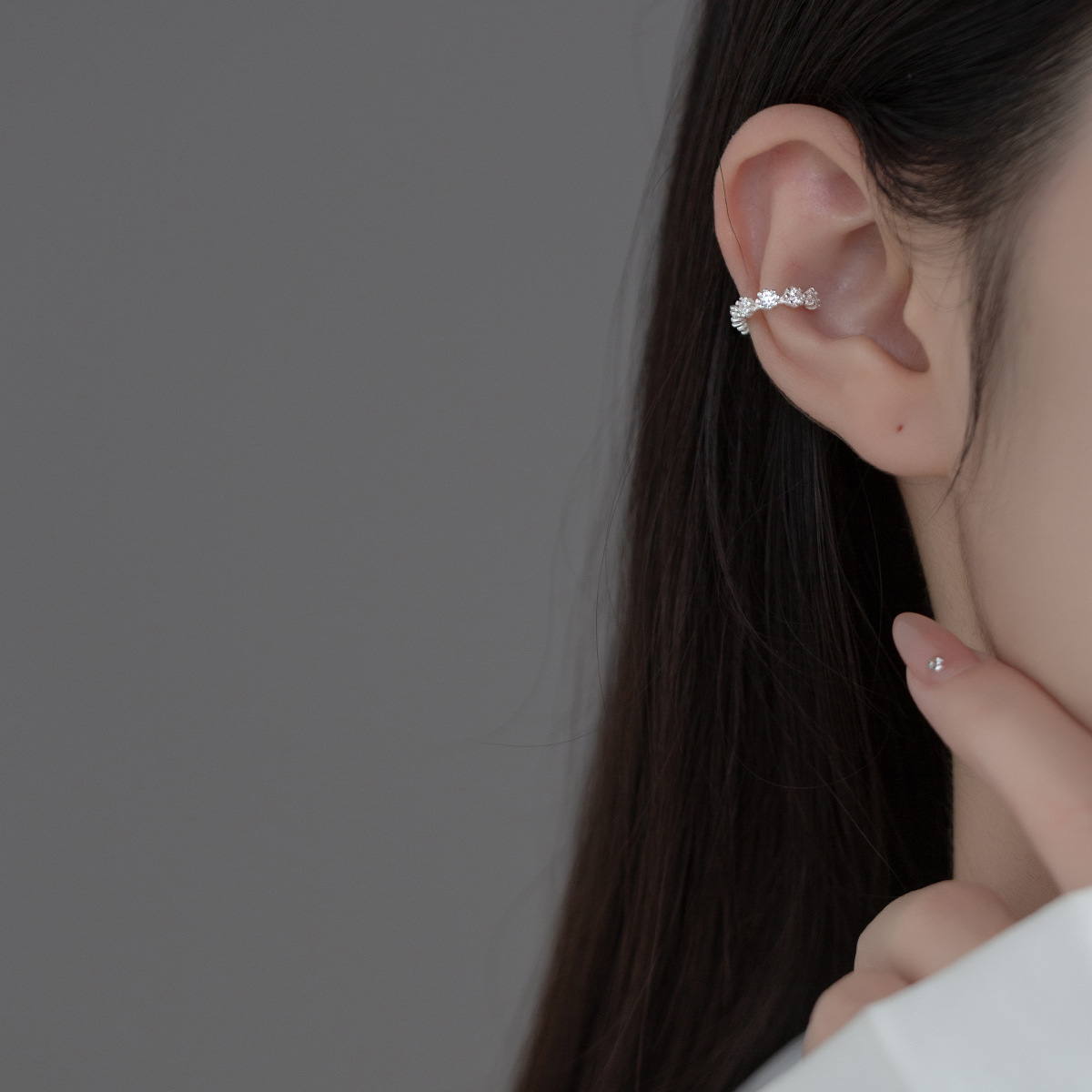 Aloch S925 clip de oreja de diamante redondo liso de plata de ley ins viento pequeño clip de hueso de oreja fresca joyería de oreja femenina M03137