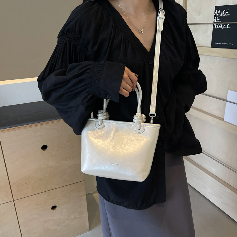 Moda nicho bolso de cubo de mano para mujeres 2024 nuevo estilo coreano simple bolso de hombro de diseño de alto nivel bolso de mochila