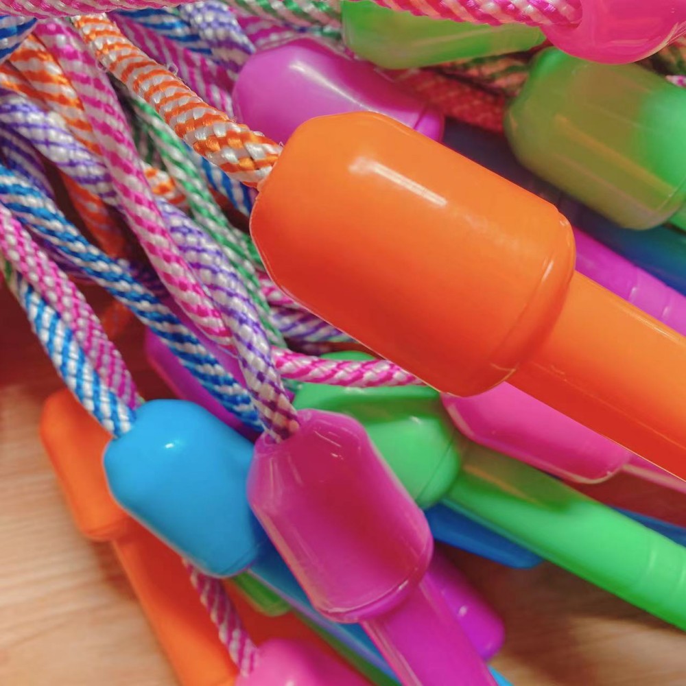 Mayorista de color engrosado cuerda de salto para niños jardín de infantes artículos deportivos manija de plástico estudiantes de primaria y secundaria granel de nylon image 3