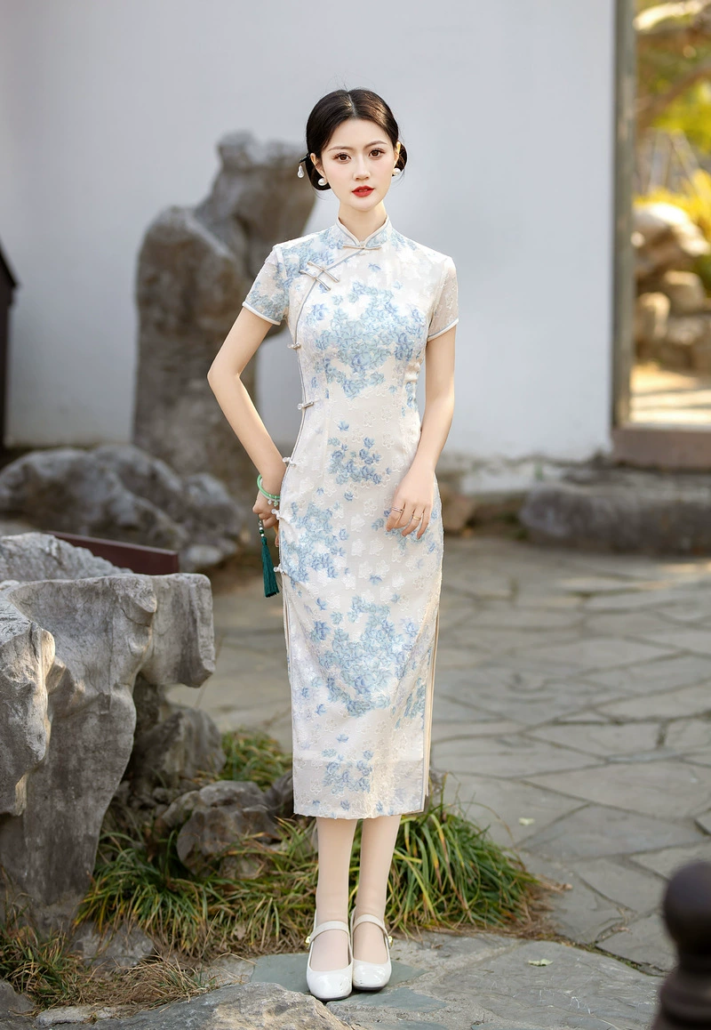Летнее длинное чонсам/чонсаме? однако чонсам - чонсам. "cheongsam" в русском обычно пишут как чонсам или чонсаме. "Summer long cheongsam, with short sleeve, Chinese style" → "Летнее длинное чонсаме?" Let's choose: "Летнее длинное чонсам с коротким рукавом, китайский стиль"