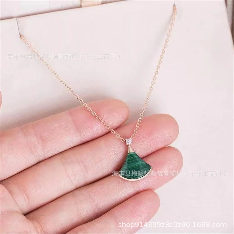 V金の小さいスカートのネックレスの女性の扇子の白い貝の母は18kのバラの金の扇形の玉髄のペンダントの鎖の代行をめっきします。