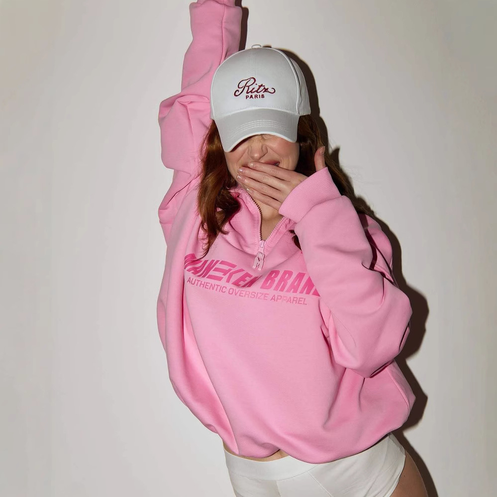 Frühjahr 2025: Neues Sweatshirt mit Buchstabenprint, halbem Reißverschluss, überschnittenen Schultern und langen Ärmeln – ein trendiges und vielseitiges Accessoire für Damen._voghion.com