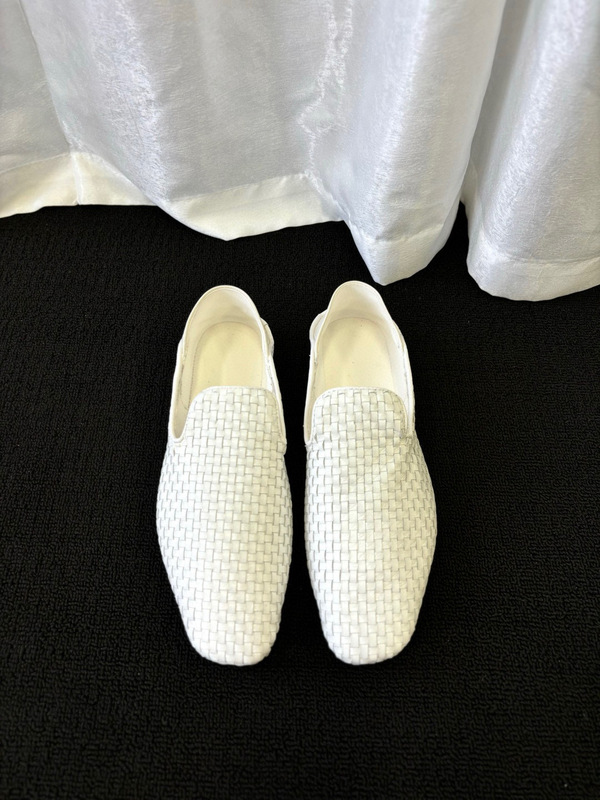 重厚感のある商品です！東莞無地牛革編み込みレディースシングルシューズ、斜めのつま先の深いローファー、ヒール付きの怠け者の靴|undefined