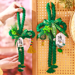 端午の節句の艾草のペンダントは家に入ります。