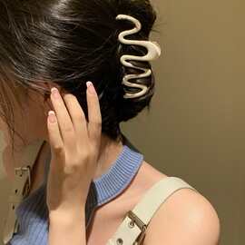 网红多巴胺色系发夹2023新款金属鲨鱼夹后脑勺边夹多色盘发夹批发