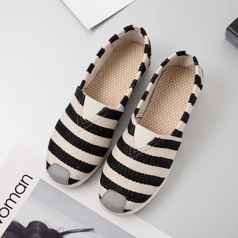Primavera y verano nuevos zapatos de mujer zapatos de tela viejos de Beijing zapatos individuales zapatos de lona de celebridades de Internet casuales de mediana edad y ancianos zapatos de pescador de suela suave antideslizante
