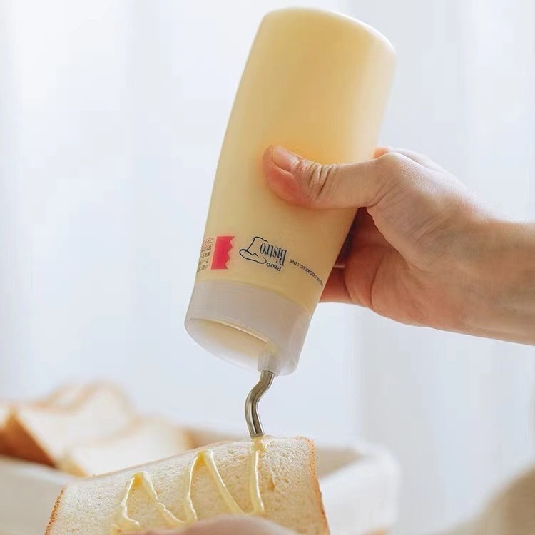 プラスチックのジャージャーの台所は調味料の瓶のジャージャーを押しつぶすことができます。|undefined