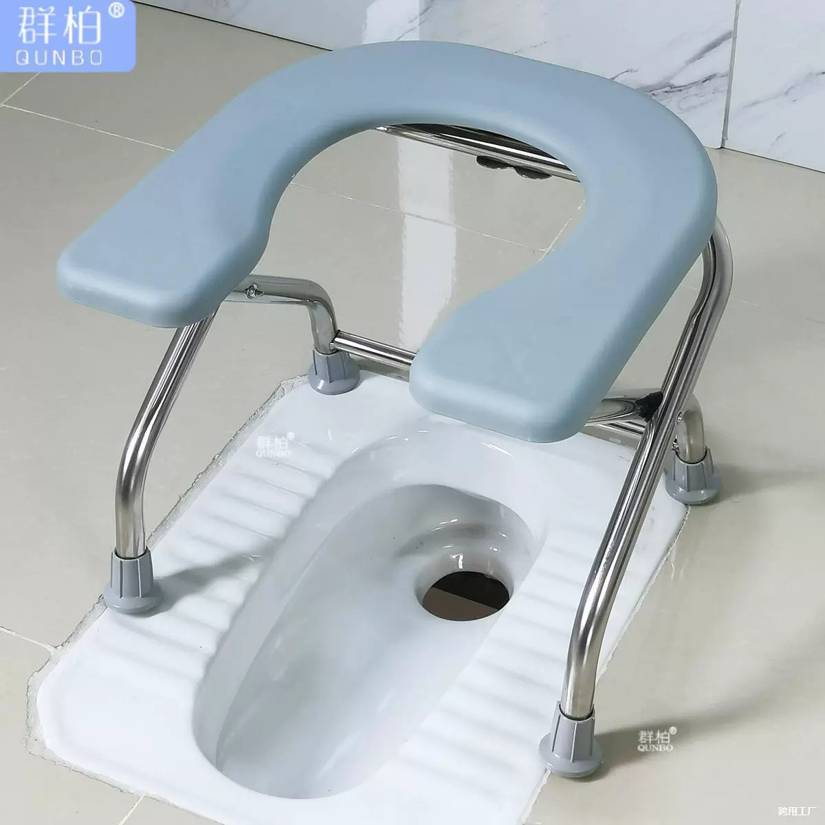 Беременная женщина сидит на унитазе, чтобы помочь ей сидеть на унитазе. Пожилой человек сидит на унитазе и сидит на табурете, чтобы сходить в туалет.