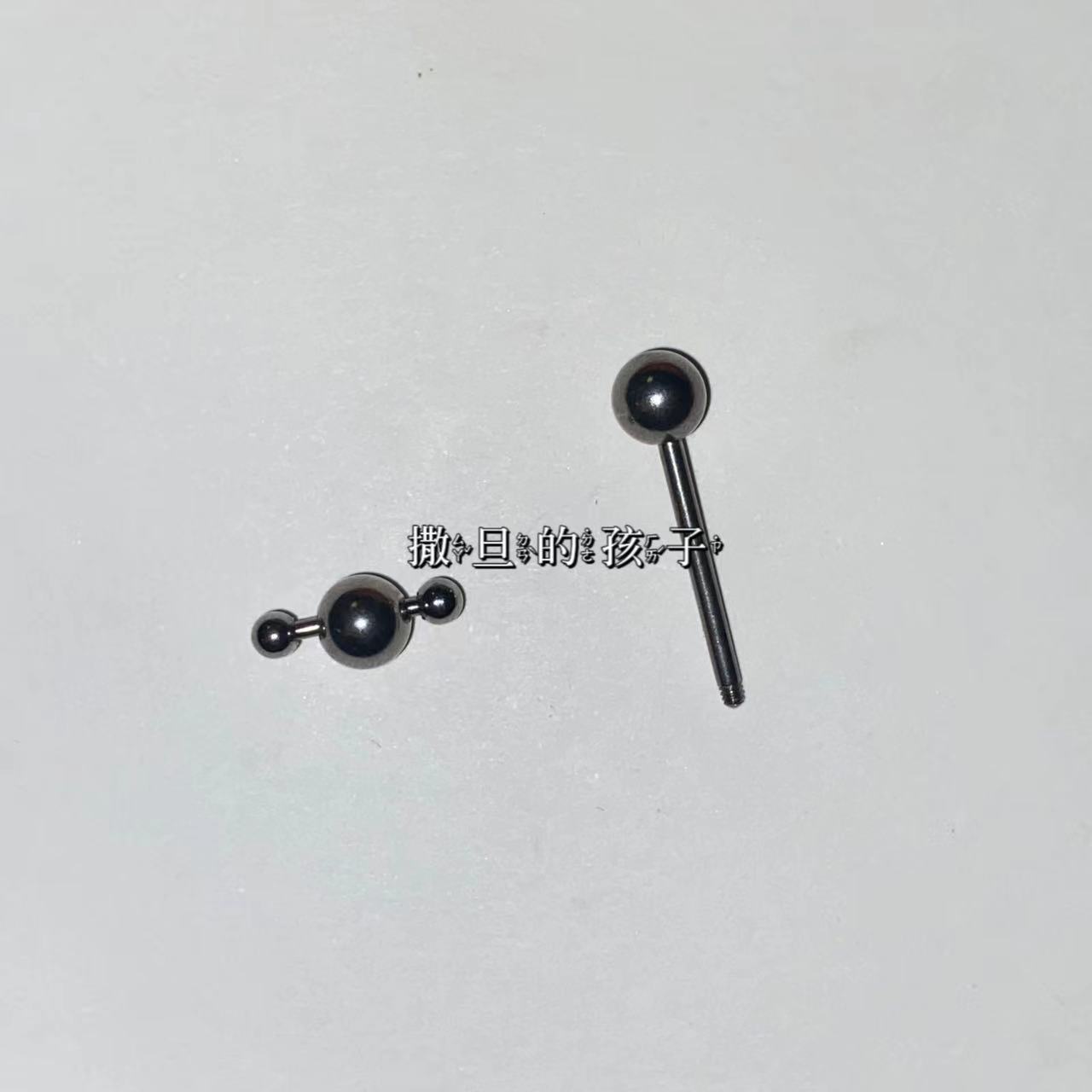 16G labret stud size and finish detail