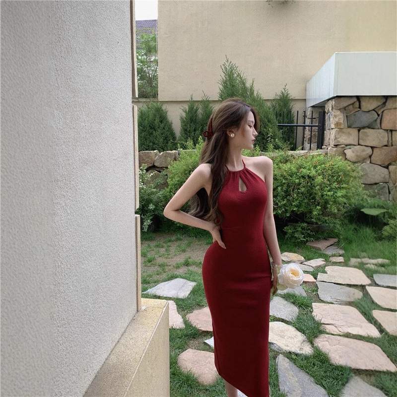 Elegant and Elegant Halterneck Off-Shoulder Burgundy Dress for Women Summer Slit Cheongsam Tight Hip Skirt Hong Kong Style Mid-Length Skirt