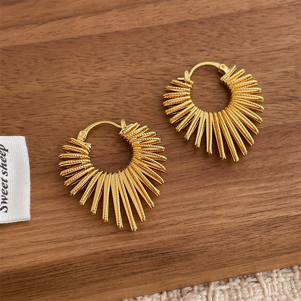 Bronce chapado en oro real línea europea y americana exagerada pendientes de corazón de melocotón para mujeres nuevas moda nicho personalidad de alta sensación pendientes