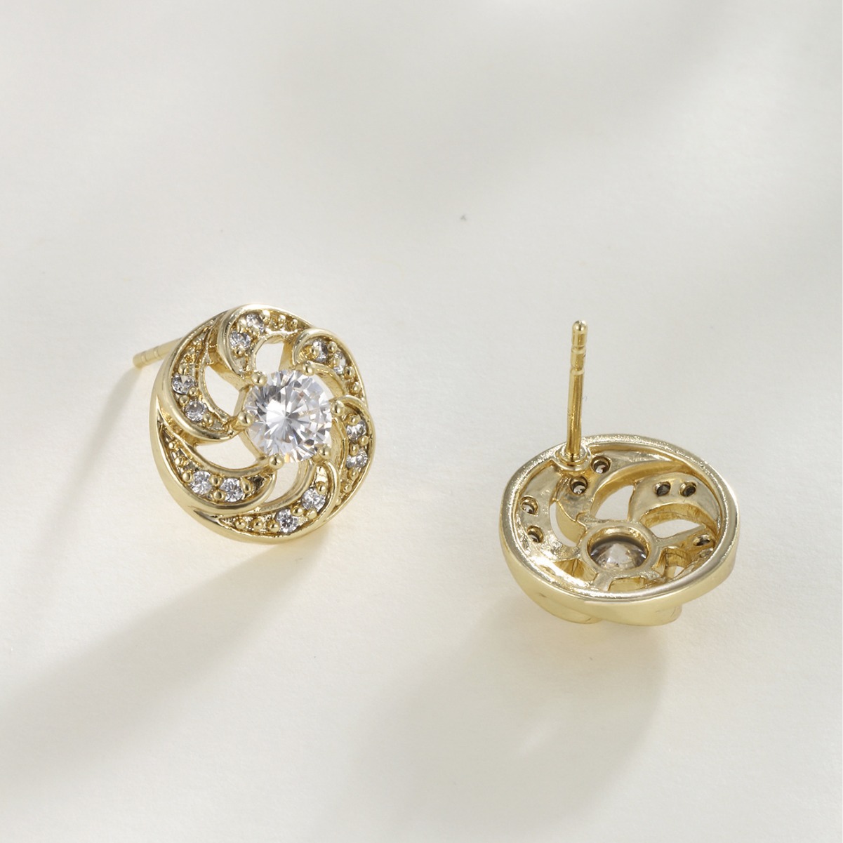 Xuping aleación dorada de zircon flor pernos de aretes de verano de alto nivel nicho ligero de lujo pendientes de diamantes al por mayor mujeres