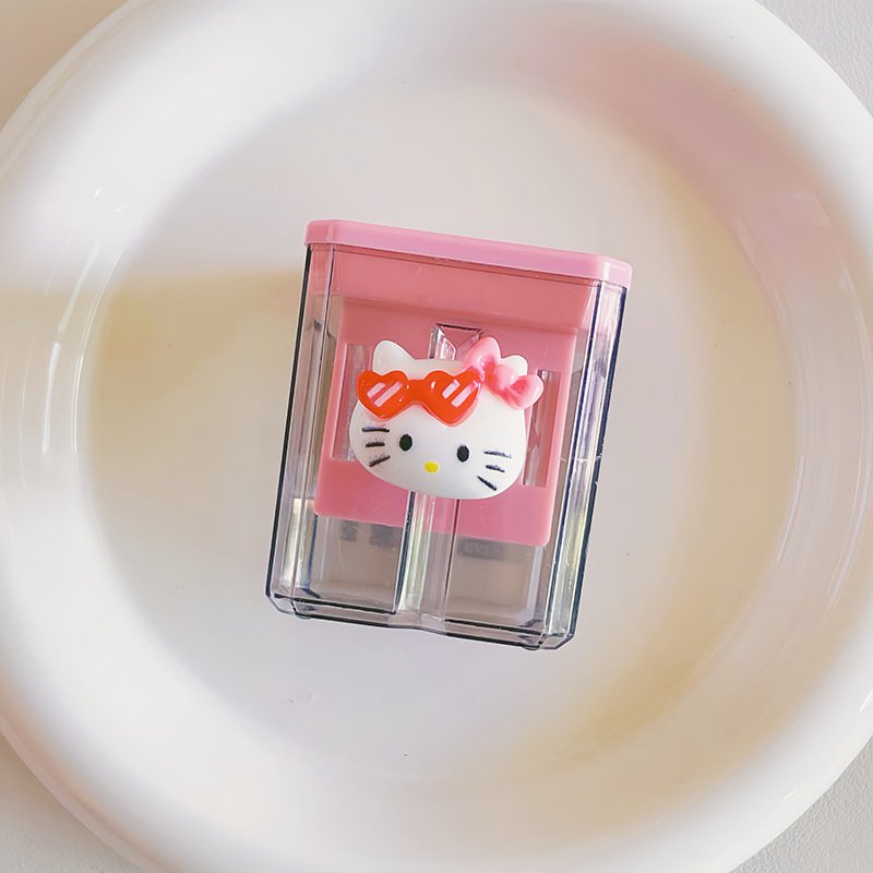 漫画の二重穴の学生のかわいい携帯の筆を回転する刀の子供の太い鉛筆は筆を削ります。|undefined