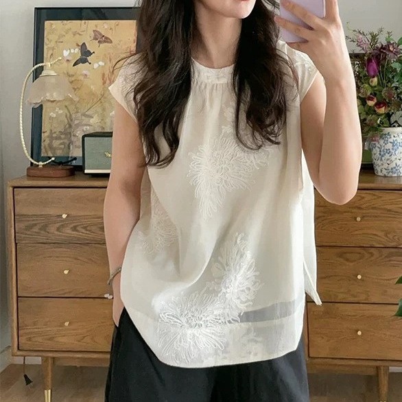 Summer retro elegant shirt with a round collar