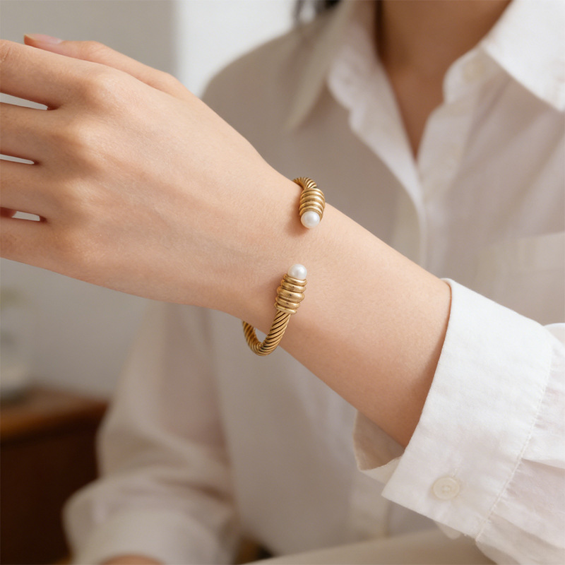Brazalete de acero inoxidable torcido perla abertura europea y americana nicho femenino simple diseño brazalete de alambre joyas al por mayor image 2