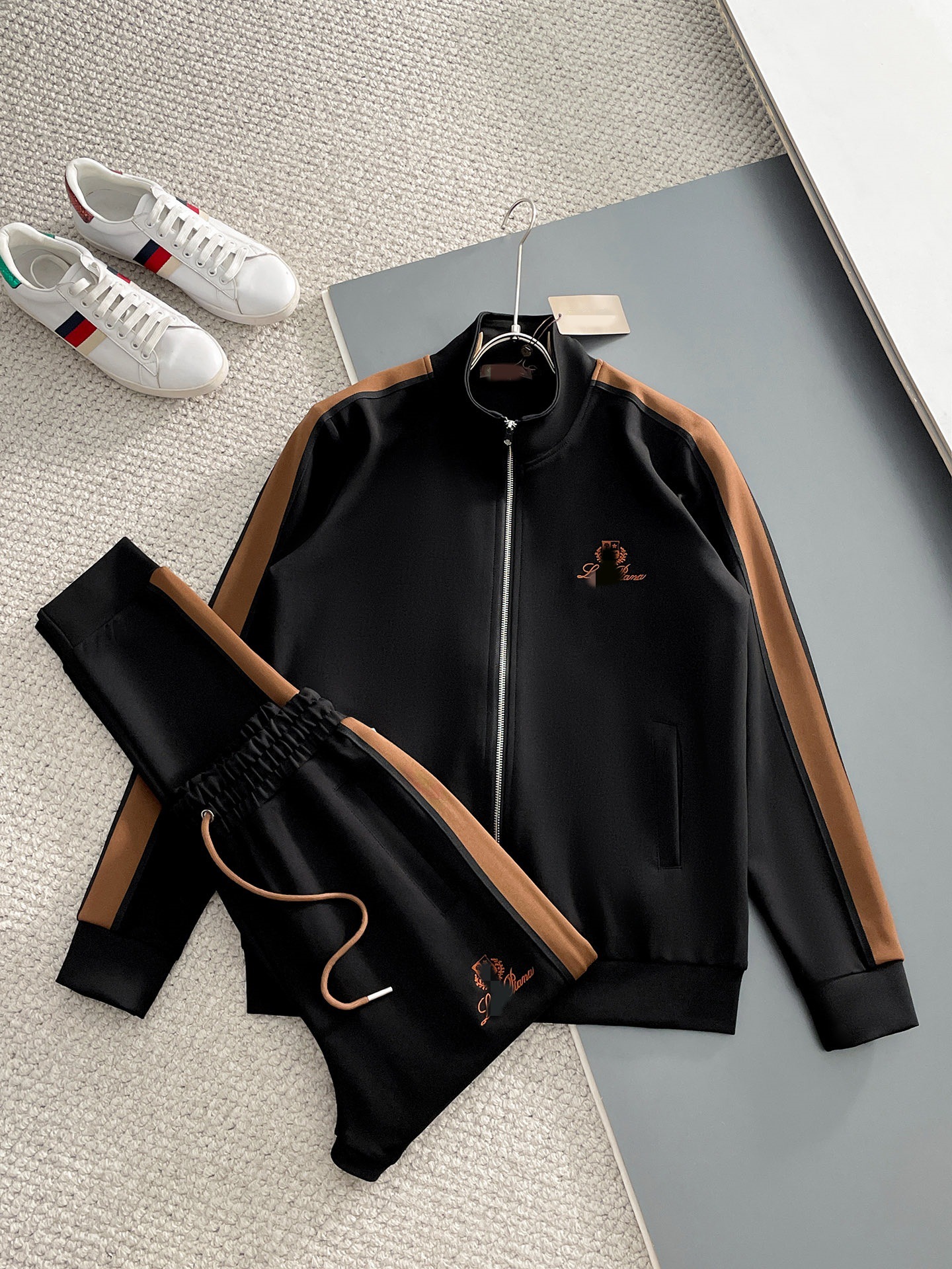 Black 02 / M