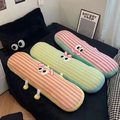 かわいい長い抱き枕の女の子が足を挟んで寝ている枕のベッドの上でドーパミンのネットの赤いクッションのソファーの大きい背もたれ