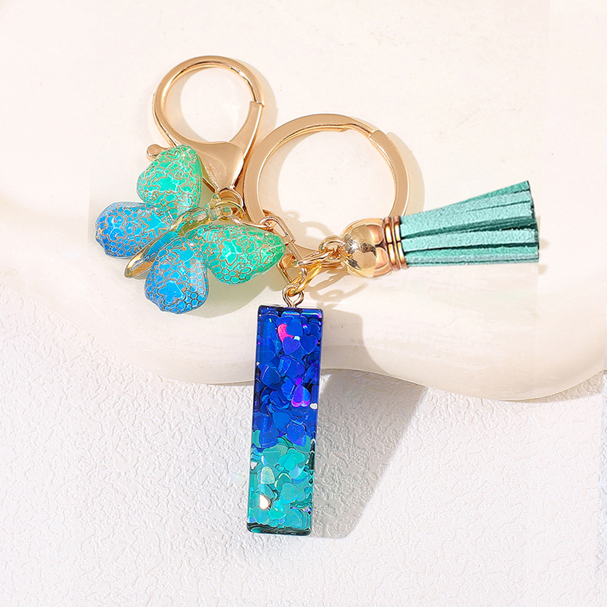 Amazon 26 letras llaveros bolsos damas colgantes colgantes sequillas letras bordas mariposa llaveros