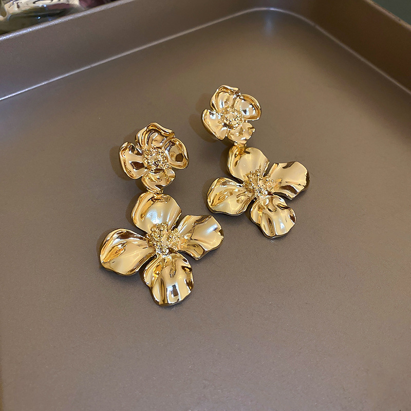 Pendientes de borla de flor de metal con aguja de plata Pendientes de temperamento de moda Pendientes exagerados de nicho europeo y americano