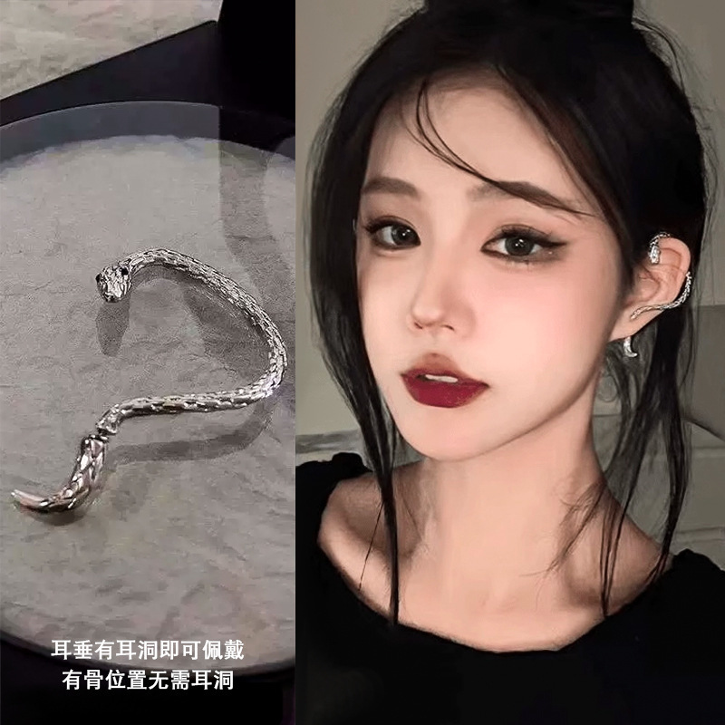 2#오른쪽 귀 뱀 모양의 랩 귀걸이