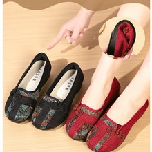 2025春季新款老北京绣花布鞋女平底舒适妈妈单鞋软底防滑奶奶鞋