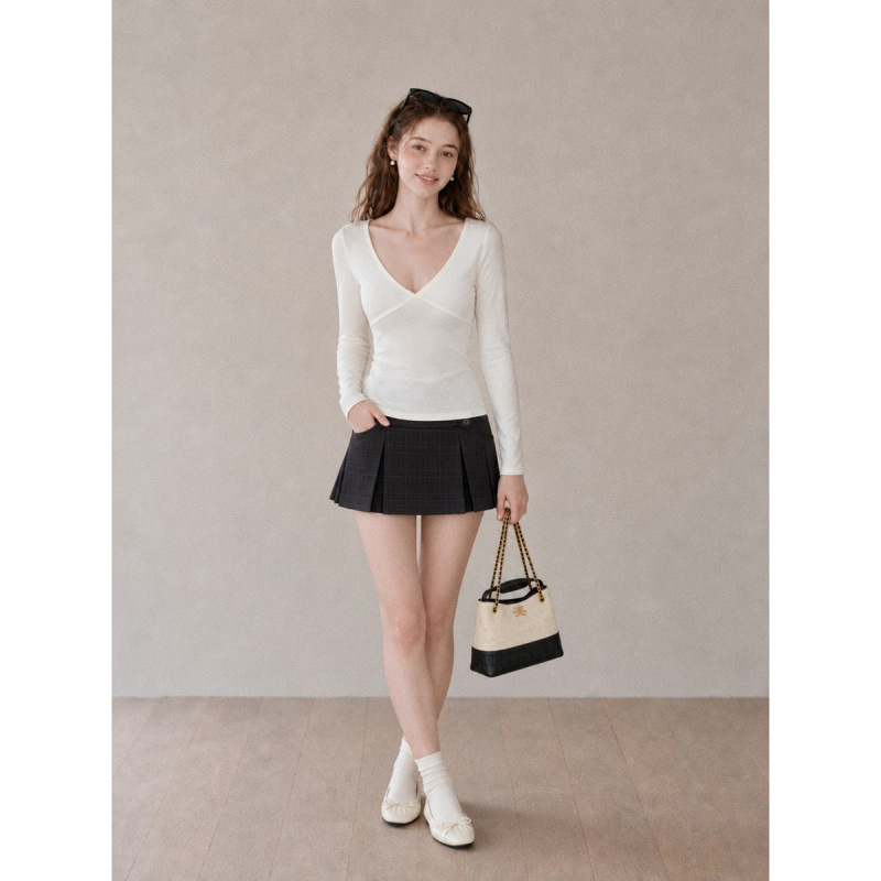Autumn new collection: gentle and elegant low-V-neck T-shirt for women, slim-fit, figure-flattering, with a cross-wrap design that accentuates the bustline, and long sleeves Autumn new collection: gentle and elegant low-V-neck T-shirt for women, slim-fit, figure-flattering, with a cross-wrap design that accentuates the bustline, and long sleeves