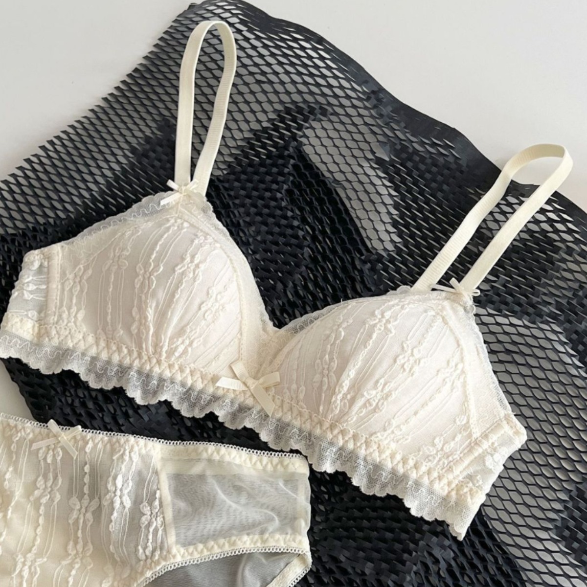 Venta directa de fábrica Comercio electrónico transfronterizo Sudeste de Asia Vietnam Tailandia Ladies French Thin Girl reúne cómodos sujetadores de texto