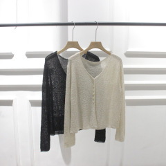 韓国の夏服の新型vネックの亜麻の単列は透かし彫りの薄いタイプの日焼け止めの服のニットの小さいカーディガンのコートを締めます。