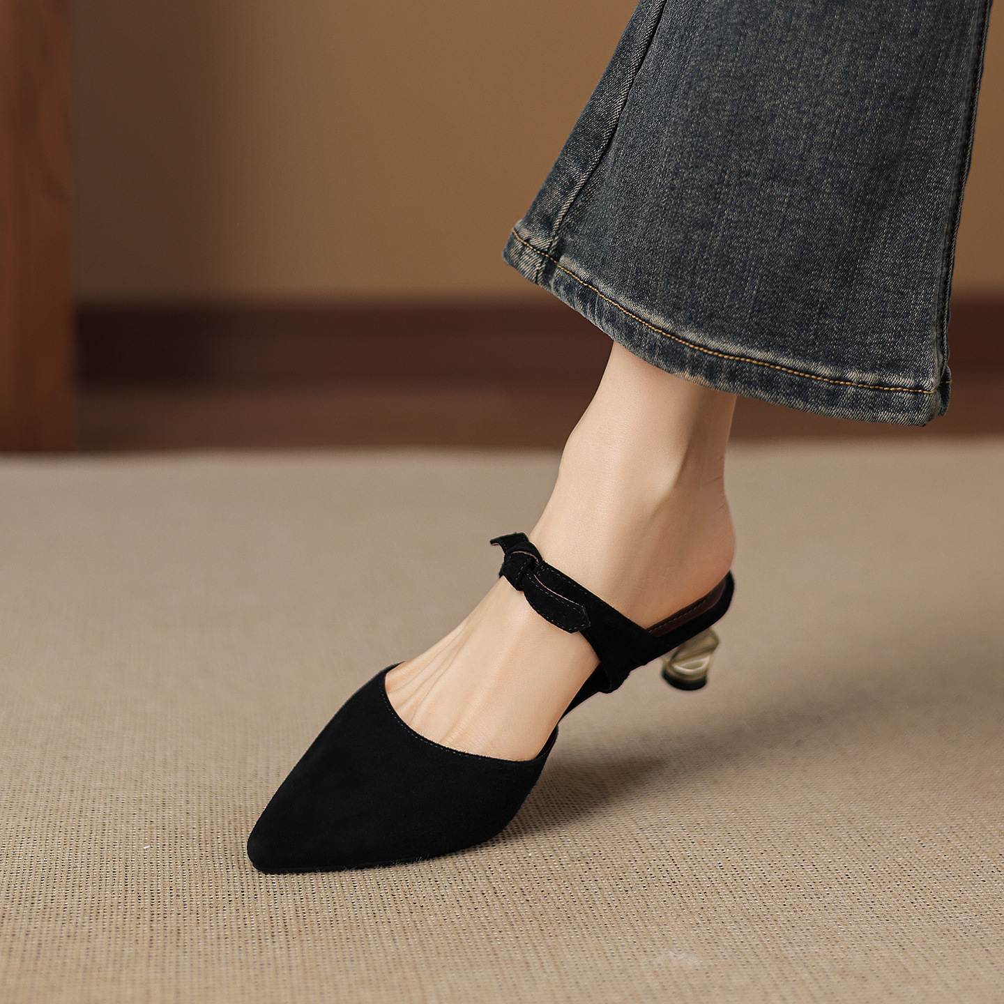 Dép sandal nữ da lộn mũi bọc quai chữ V, gót thấp, phong cách mùa hè — màu nâu