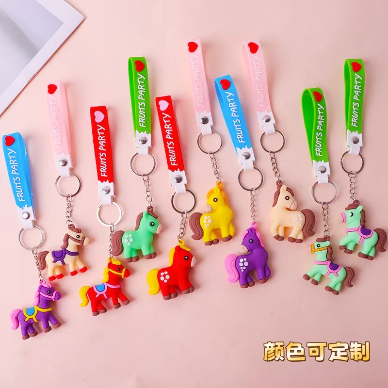 2026 nuevo año de dibujos animados caballo llavero de PVC muñeca de fiesta pequeño colgante decoración creativa pegamento suave lindo pequeño colgante