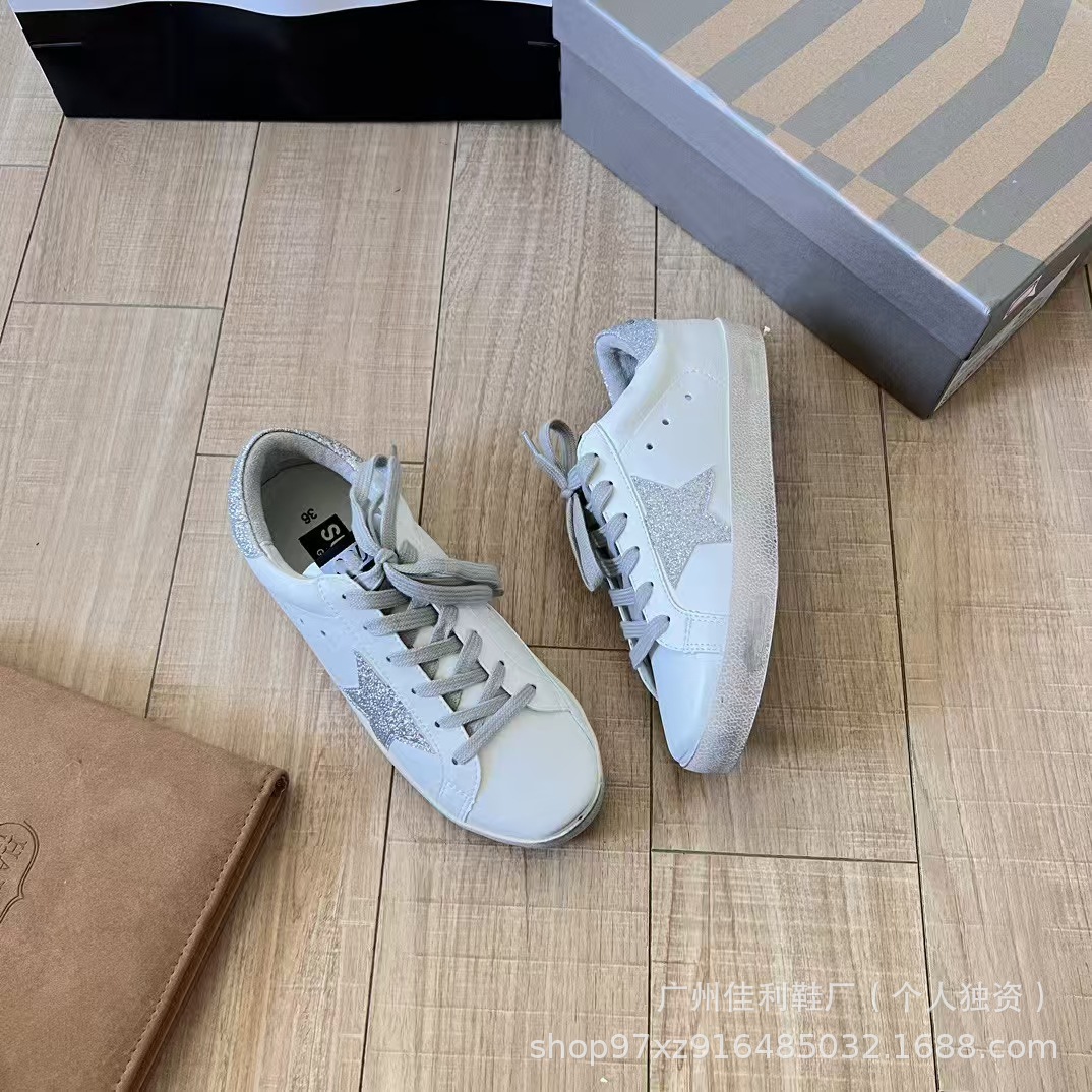 Las estrellas de alta versión hacen viejos pequeños zapatos sucios mujeres 2025 nuevos zapatos blancos planos en el interior para aumentar los zapatos casuales de gran tamaño de la pareja