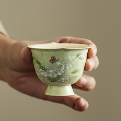 手描きの粉は蝶の心の蘭の花の杯の陶磁器の主人の杯の女性の精巧な品の茗杯の高い顔の値を引いてお茶の杯を飲みます。