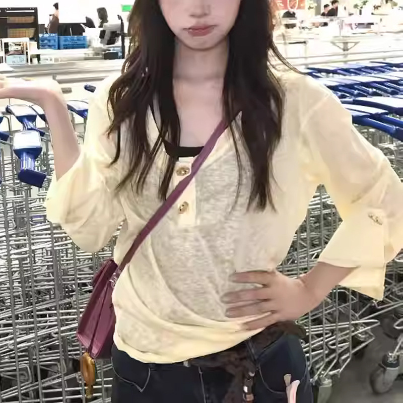 秋季美式辣妹设计新款清冷松弛感穿搭三色木扣打底罩衫吊带两件套|undefined