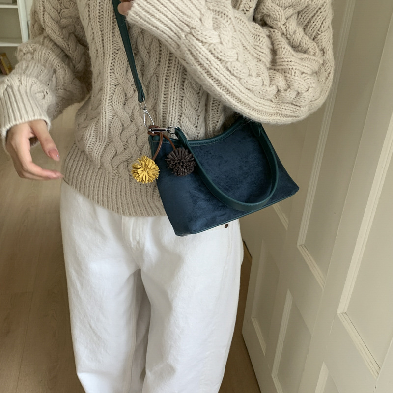 Transfronterizos retro gaúcia bolsas portátiles bajo las axilas mujeres otoño / invierno 2025 nuevo estilo coreano bolso de hombro mochila esmaltada