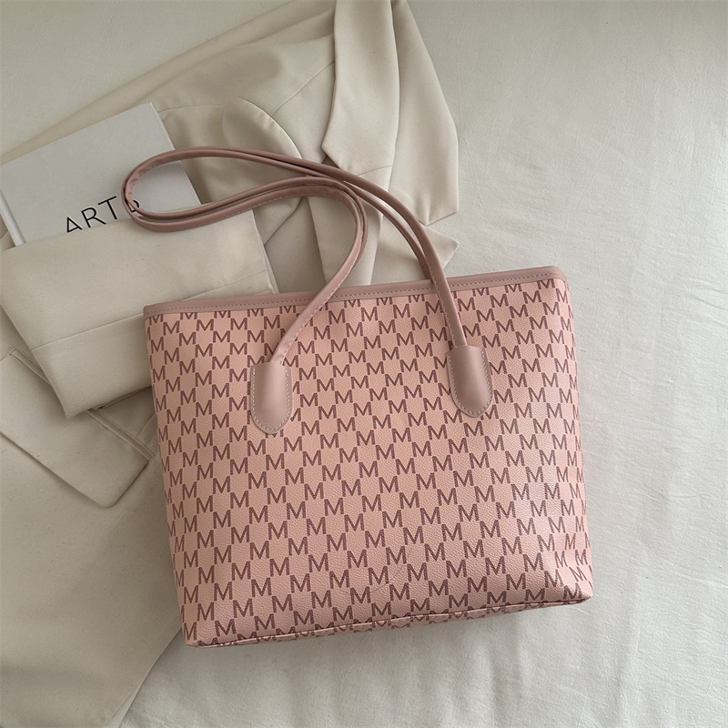 Bolso de mano de gran capacidad de mujer 2025 primavera y verano nuevo nicho de diseño universal en la bolsa de hombro de viaje