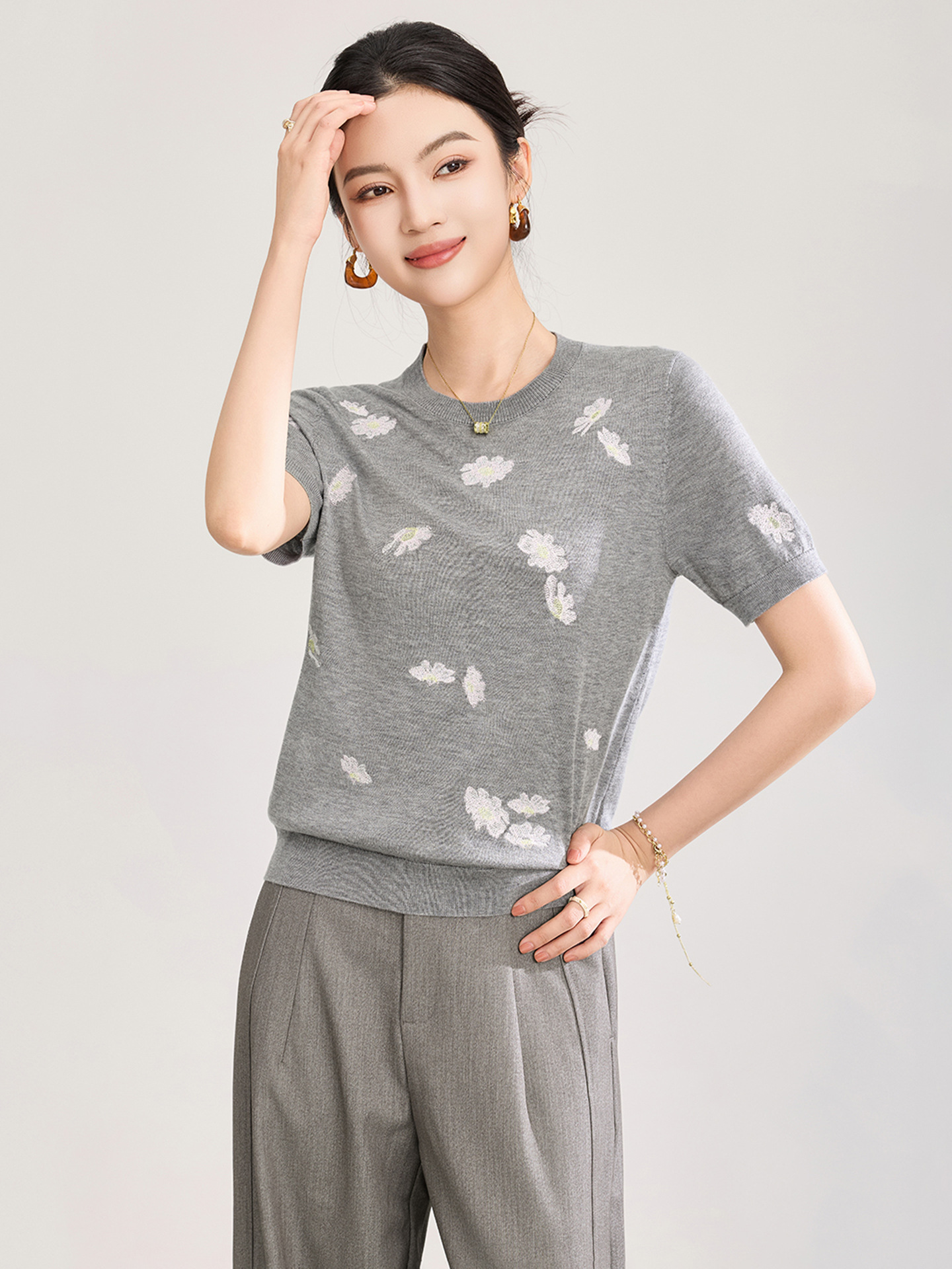 Áo thun cổ tròn len merino siêu mịn thêu hoa — màu trắng ngà